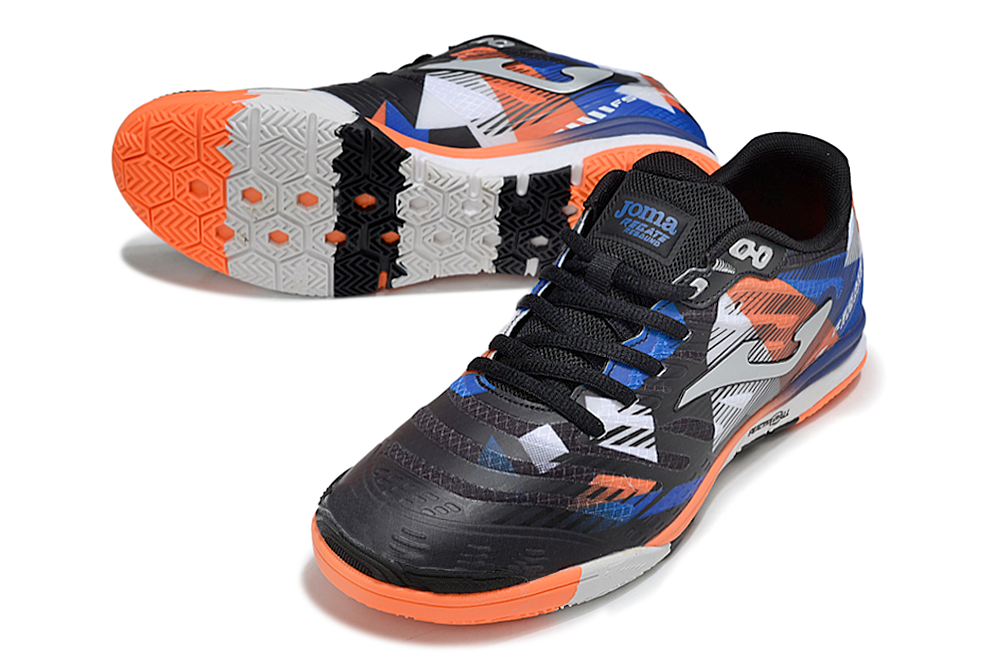 Chuteira Futsal Joma Regate Rebound IC Preta, Azul e Vermelha para performance em pisos interiores.
