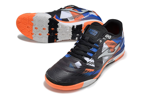 Chuteira Futsal Joma Regate Rebound IC Preta, Azul e Vermelha para performance em pisos interiores.
