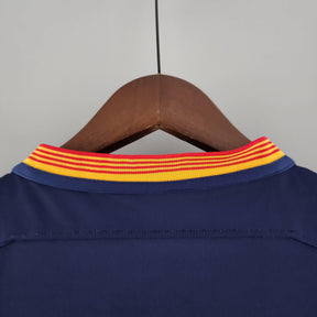 Detalhe da parte de trás da camisola Barcelona Home 15/16 com gola listrada.