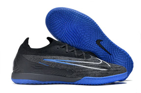 Chuteira futsal Nike Gripknit Phantom GX Elite IC com sola azul e design moderno.