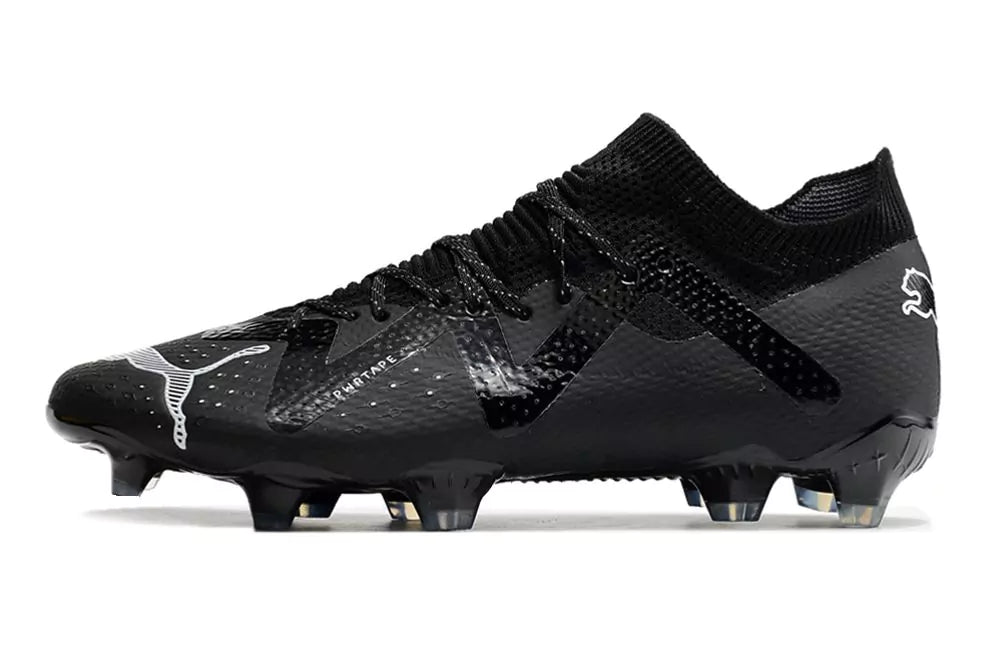Chuteira Puma Future FTR FG Preto lateral na cor preta com detalhes em branco e solado com cravos.