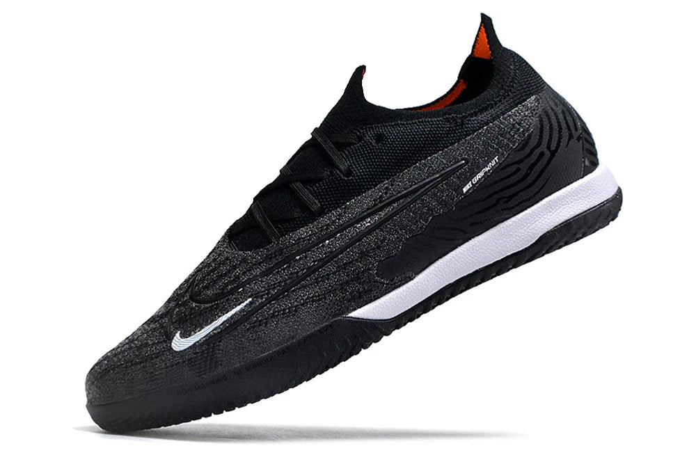 Chuteira Futsal Nike Gripknit Phantom GX Elite IC em preto e branco, ideal para desempenho em quadra.