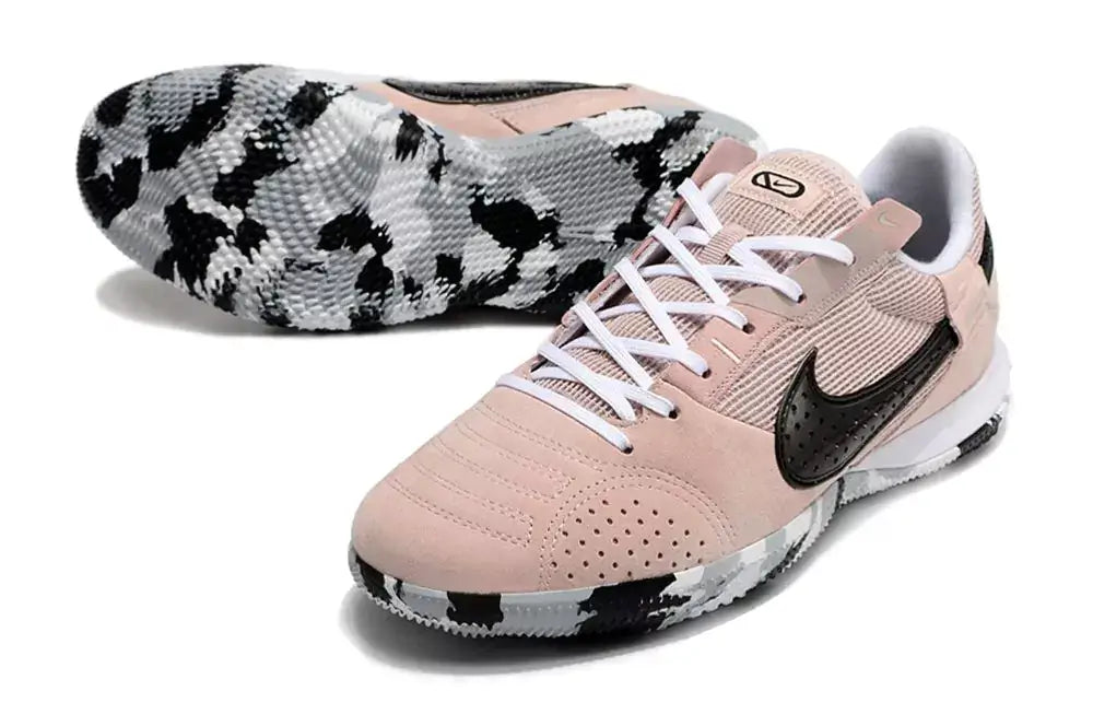 Chuteira Futsal Nike Street Gato IC Rosa e Preto com design rosa e preto, ideal para futsal em quadras internas.