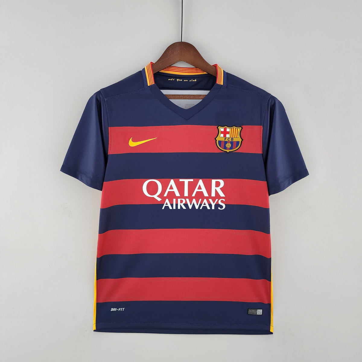 Camisa de futebol Barcelona 15/16 da OLYMPIC STORE com listras vermelhas e azuis e logo do time.