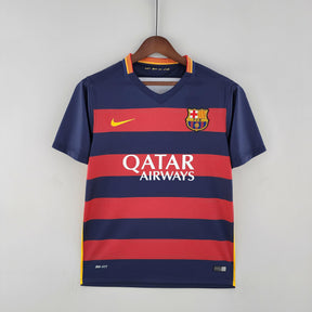 Camisa de futebol Barcelona 15/16 da OLYMPIC STORE com listras vermelhas e azuis e logo do time.