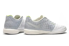 Chuteira Futsal Nike Lunar Gato IC Branca vista lateral e traseira, ideal para jogos em piso interno.