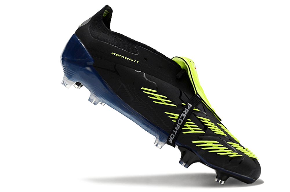Chuteira Adidas Predator Elite Tongue FG - Preta e Verde em ângulo mostrando detalhes de design arrojado e tecnologia avançada.