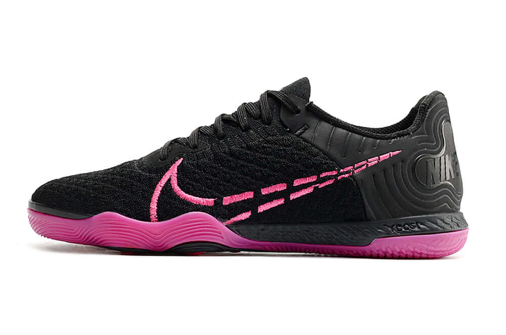 Chuteira Futsal Nike React Gato IC - Preta e Rosa lateral em fundo branco, mostra design moderno e cores vibrantes.