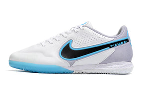Chuteira Futsal Nike Tiempo Legend 9 Elite IC na cor branco e azul, ideal para performance em quadras.