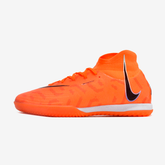 Chuteira Futsal Nike Phantom Luna Elite IC na cor laranja, ideal para controle e conforto em jogos de futsal.