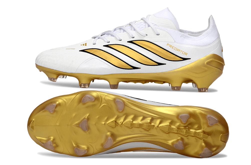 Chuteira Adidas Predator Elite FG 26 - "Finishers Steel" - Branca e Dourada em ângulo lateral e inferior.