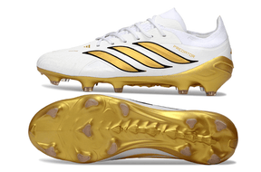 Chuteira Adidas Predator Elite FG 26 - "Finishers Steel" - Branca e Dourada em ângulo lateral e inferior.