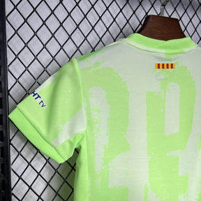 Conjunto Infantil Barcelona third 24/25 com detalhes modernos e cores vibrantes, ideal para jovens torcedores.