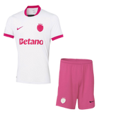 Conjunto infantil Sporting Outubro Rosa 2025/26 com camisola branca e calções rosa da Nike.