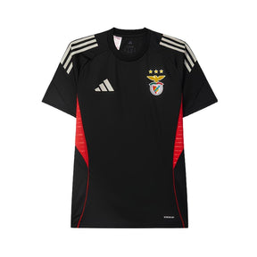Camisola Benfica Treino 25/26 com design em preto e detalhes vermelhos, escudo do Benfica e logo da Adidas.