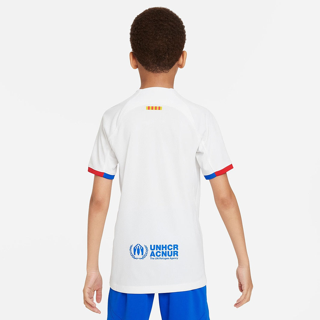 Criança usando a parte de trás do Conjunto Infantil Nike FC Barcelona 2023/24 II, destacando detalhes e logotipo.