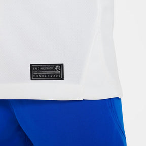 Conjunto Infantil Nike FC Barcelona 2023/24 II, detalhe da etiqueta de engenharia de camiseta e calça azul.