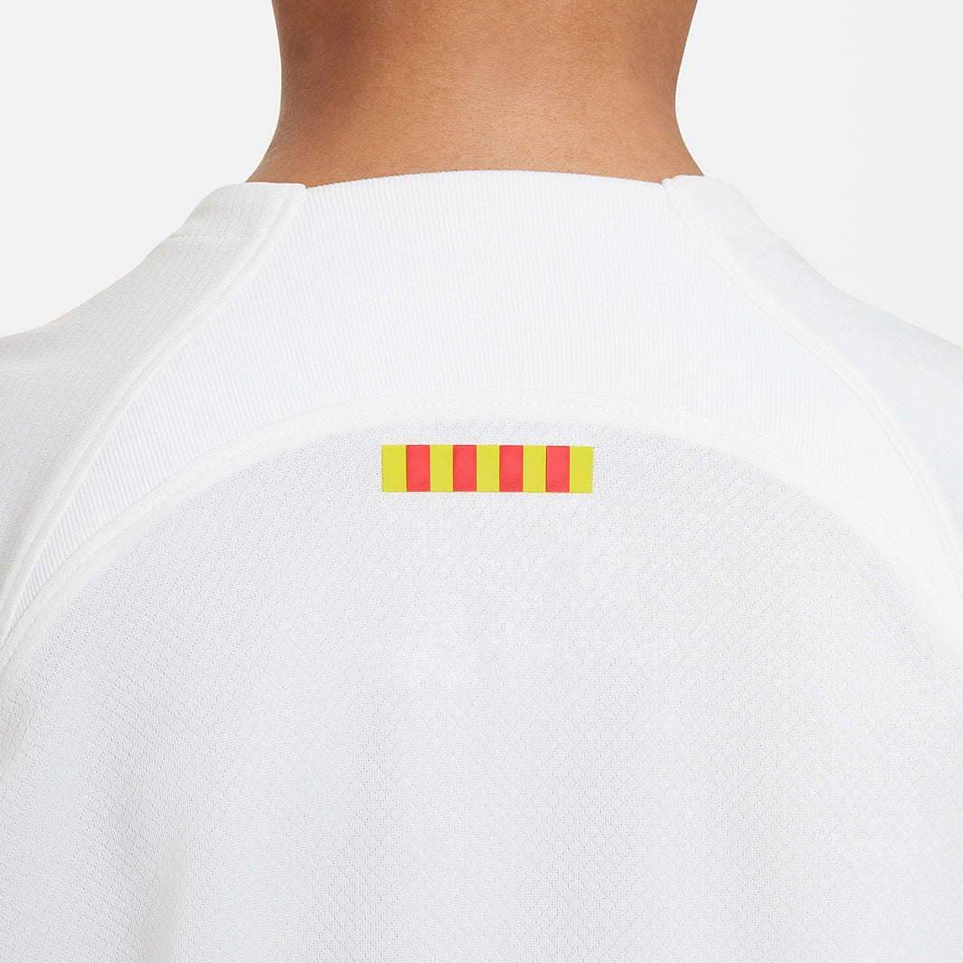 Conjunto Infantil Nike FC Barcelona 2023/24 II, detalhe das listras coloridas na parte de trás da camisa infantil.