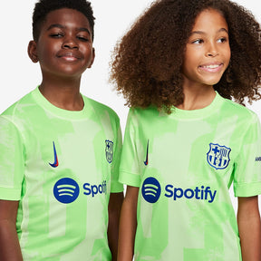 Conjunto Infantil Nike FC Barcelona 2024/25 III, crianças usando camisa verde com logo da equipe e Spotify.