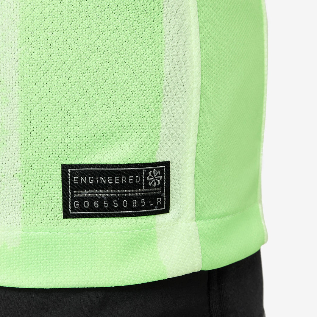 Conjunto Infantil Nike FC Barcelona 2024/25 III, detalhe da etiqueta de engenharia em roupa infantil esportiva.