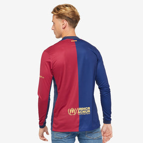 Camisola Manga Longa Nike FC Barcelona 2024/25 Torcedor vista traseira em modelo masculino com detalhes em azul e vermelho.
