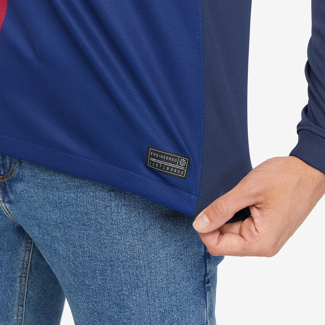 Camisola Manga Longa Nike FC Barcelona 2024/25, detalhe da etiqueta na na parte inferior.