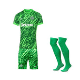 Conjunto Infantil - Sporting Guarda-Redes 25/26 com uniforme verde e meiões correspondentes.