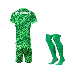 Conjunto Infantil - Sporting Guarda-Redes 25/26 com uniforme verde e meias longas, estilo esportivo.
