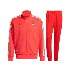 Benfica 25/26 - Fato de Treino - Zip Completo em vermelho, com logo da Adidas e detalhes em branco.