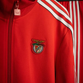 Fato de treino Benfica 25/26 com zíper completo, em vermelho, destacando o logo do clube.