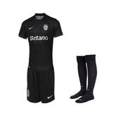 Conjunto Infantil - Sporting Alternativa 25/26, uniforme de futebol preto com camisa e meião.
