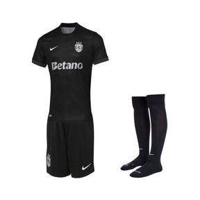 Conjunto Infantil - Sporting Alternativa 25/26, uniforme de futebol preto com camisa e meião.