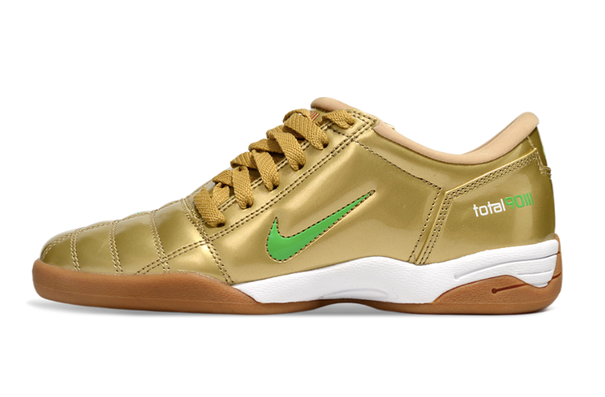 Chuteira Futsal Nike Total 90 IC Dourada e Verde com design icónico e tecnologia avançada.