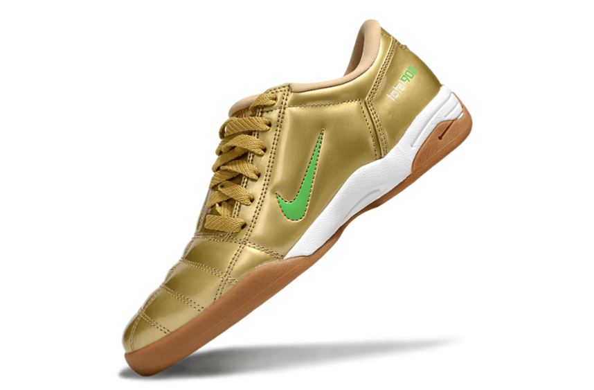 Chuteira Futsal Nike Total 90 IC Dourada e Verde em destaque com design estiloso.