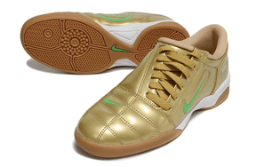 Chuteira Futsal Nike Total 90 IC Dourada e Verde com design icónico e sola IC para ótimos desempenhos em quadra.