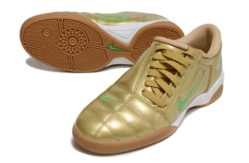 Chuteira Futsal Nike Total 90 IC Dourada e Verde com design icónico e sola IC para ótimos desempenhos em quadra.