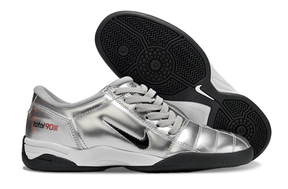 Chuteira Futsal Nike Total 90 IC Prata com design prateado e sola IC para quadras indoor.