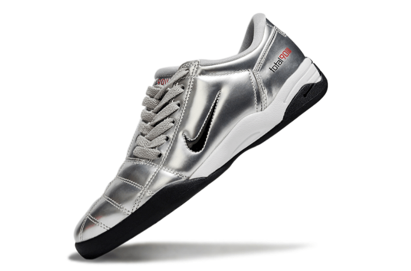 Chuteira Futsal Nike Total 90 IC Prata em cor prata, ideal para desempenho em quadras indoor.