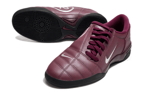 Chuteira Futsal Nike Total 90 IC Vinho em cor vinho com detalhe em branco e solado para quadra interna.