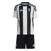 Conjunto Infantil Juventus Home 24/25 com camisola listrada em preto e branco e calção preto.