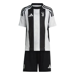 Conjunto Infantil Juventus Home 24/25 com camisola listrada em preto e branco e calção preto.