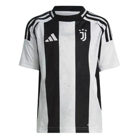 Conjunto Infantil Juventus Home 24/25 em preto e branco, logo Juventus e detalhes em estilo esportivo, ideal para jovens torcedores.