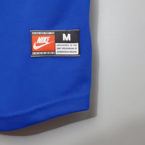 Etiqueta do produto Barcelona Home Edição Especial 100° Retro, destaque da Nike, tamanho M em tecido azul.