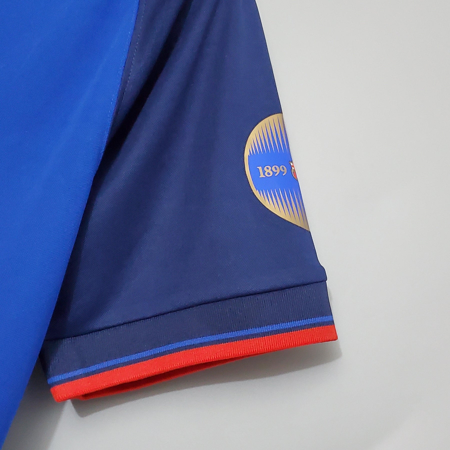 Detalhe da manga da camisa Barcelona Home Edição Especial 100° Retro com logotipo e cores vibrantes.