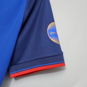 Detalhe da manga da camisa Barcelona Home Edição Especial 100° Retro com logotipo e cores vibrantes.