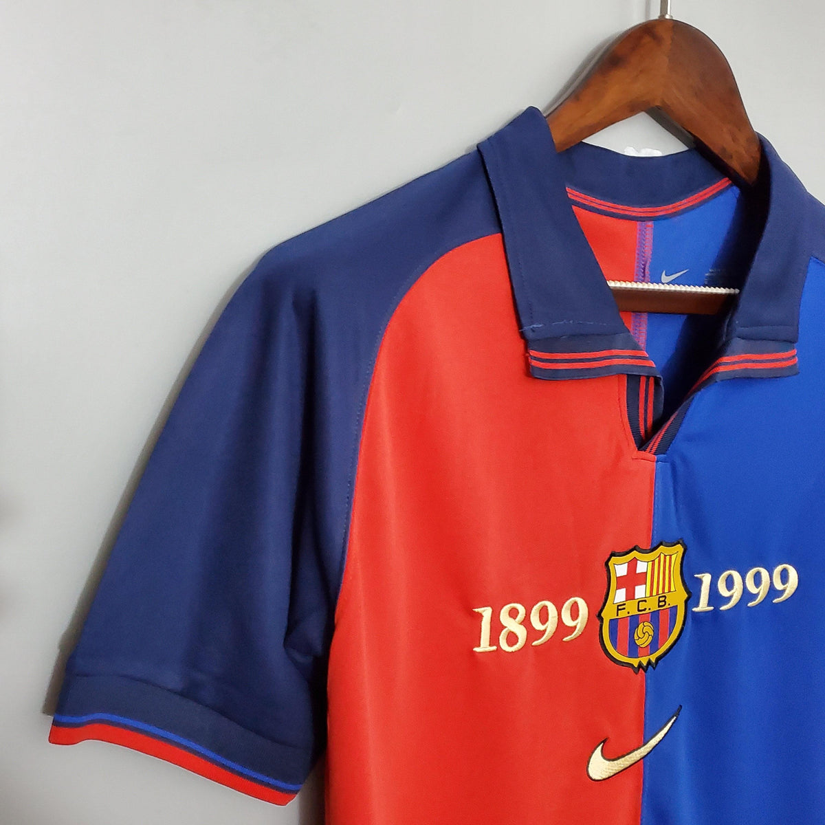 Camisa Barcelona Home Edição Especial 100° Retro, detalhe da gola e emblema do time.