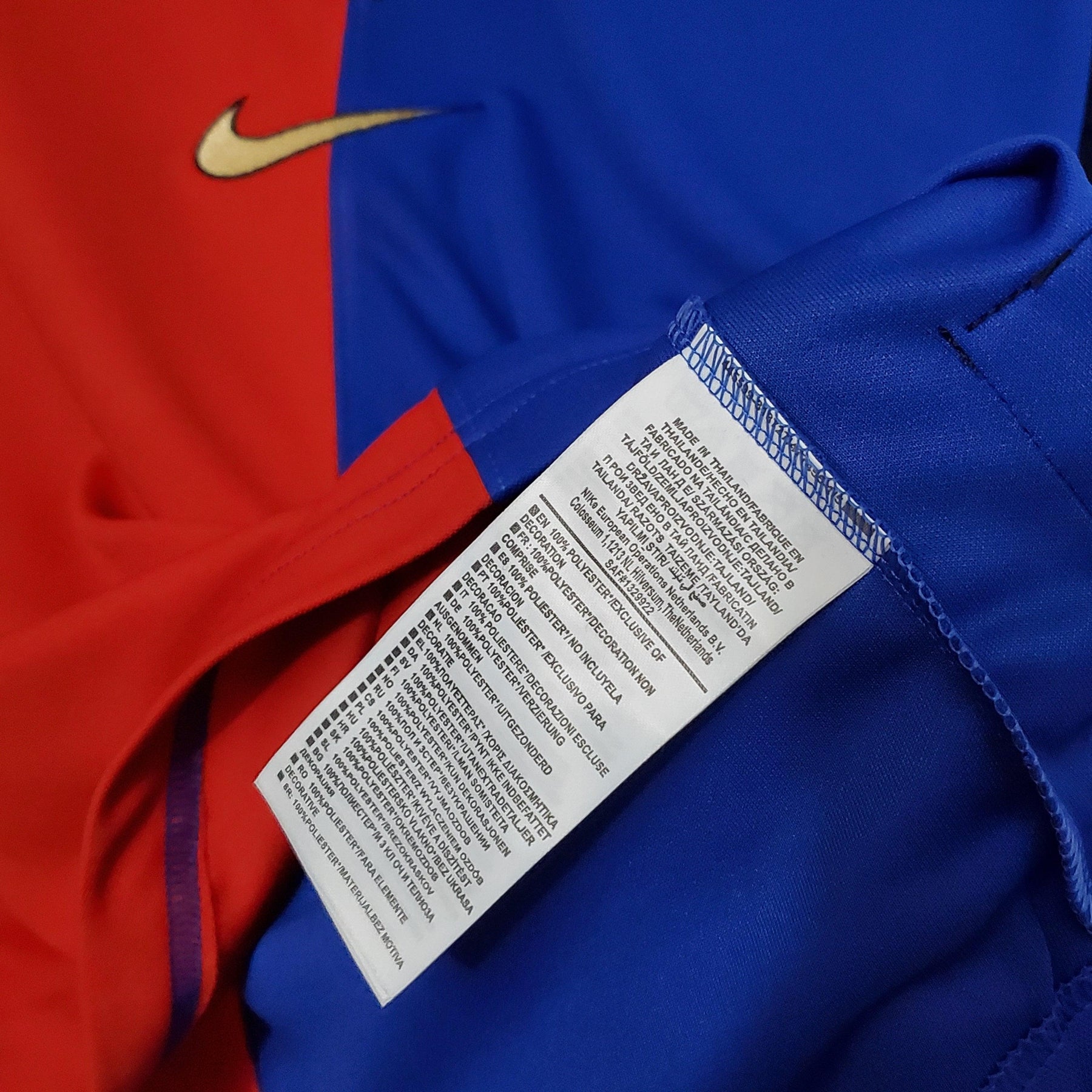 Camisa Barcelona Home Edição Especial 100° Retro com etiqueta e detalhes em azul e vermelho.