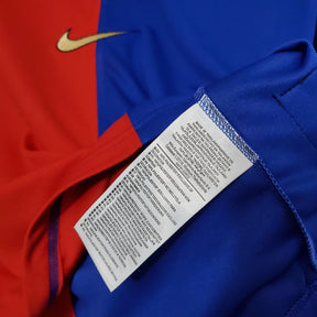 Camisa Barcelona Home Edição Especial 100° Retro com etiqueta e detalhes em azul e vermelho.