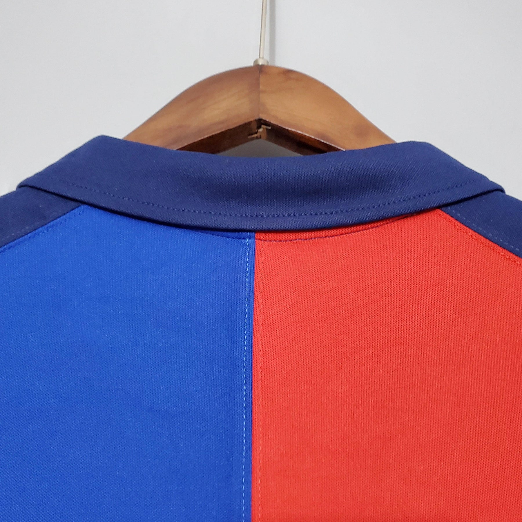 Detalhe das costas da camiseta Barcelona Home Edição Especial 100° Retro com cores azul e vermelho.