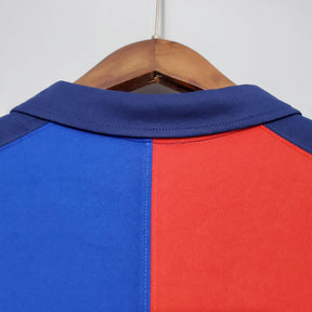 Detalhe das costas da camiseta Barcelona Home Edição Especial 100° Retro com cores azul e vermelho.